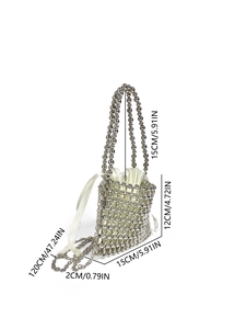 Dimensions détaillées du sac seau perlé argenté fait main avec pochette en satin blanc