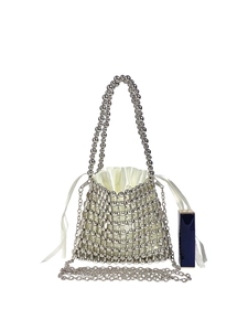 Détail du mini sac à main perlé argenté avec doublure en satin crème et rouge à lèvres