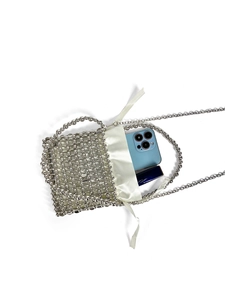 Détail du sac perlé argenté avec doublure en satin montrant la capacité pour smartphone