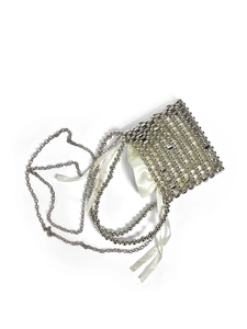 Détail du sac à perles argentées avec pochon en satin ivoire et bandoulière