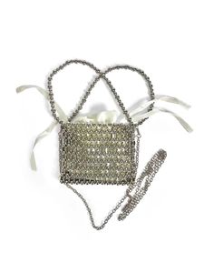 Vue détaillée du sac perlé argenté avec doublure en satin et doubles poignées en cœur