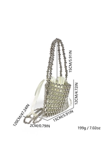 Vue détaillée du sac à main perlé argenté avec pochette en satin et dimensions du produit