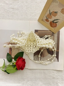 Elegante handgefertigte Perlentasche in Fächerform mit elfenbeinfarbenem Glanz und Riemen