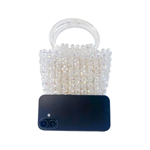 Vue détaillée d'un sac seau en perles acryliques avec poignées rondes et téléphone