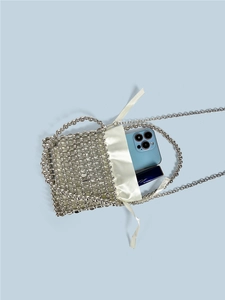 Sac à main artisanal en perles argentées avec perles métalliques et pochette en satin
