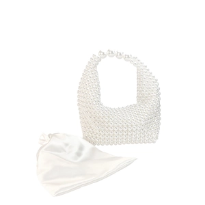 Détail du sac à main tissé en perles avec un pochon de protection en satin blanc