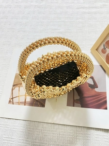 Borsa a mano con perline dorate fatta a mano con texture intrecciata ed elegante