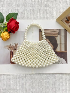 Elegante handgefertigte Handtasche aus weißen Perlen in Fächerform für Damen