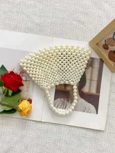 Elegante weiße Perlenhandtasche mit fächerförmigem Design und rundem Griff