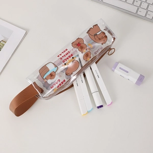 Vue détaillée de la trousse en PVC transparent avec motif capybara et poignée latérale