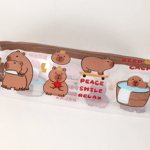 Détail d'une trousse en PVC transparent avec d'adorables illustrations de capybara