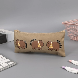 Detail van een bruine canvas etui met schattige capibara-graphics en metalen rits