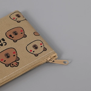 Macro-opname van beige canvas pennenzak met schattige beerprint en metalen ritssluiting