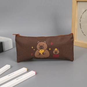 Close-up van bruine etui van Oxford-stof met schattige capibara-prints en een stevige rits