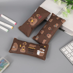 Platliggende bruine capybara-etuis van Oxford-stof met accessoires voor schoolspullen