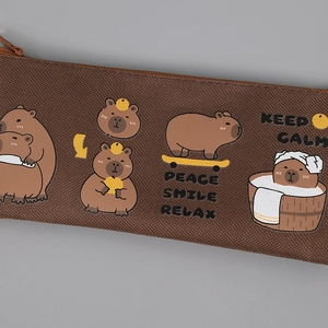 Detail van Capybara bedrukte oxford stoffen etui met een stevige bruine ritssluiting