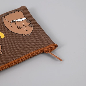 Detailopname van de Oxford-stoftextuur en de gladde rits van het Capybara-etui voor school