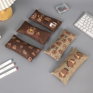 Set van vijf schattige Capybara etuis in diverse kleuren op een modern bureau-opstelling