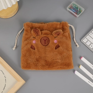 Dettaglio borsa con coulisse in peluche Capybara con pelliccia sintetica e ricami