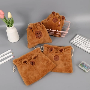 Simpatici sacchetti in peluche a forma di capibara con coulisse per organizzare trucchi e viaggi