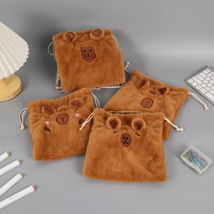 Vista macro di borse in peluche a forma di capibara con graziose espressioni ricamate