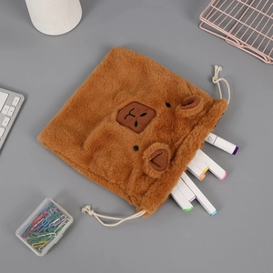 Vista dettagliata della borsa portaoggetti Capybara in morbido peluche su una scrivania