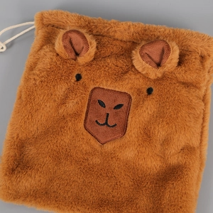 Simpatico sacchetto con coulisse in peluche capibara in morbido tessuto marrone