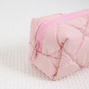 Nahaufnahme der rosa gesteppten Stoffstruktur und Reißverschluss an der Schreibwarentasche
