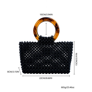 Détail du sac à main tissé en perles noires avec poignées circulaires en résine écaillée