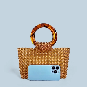 Détail du sac en perles acryliques ambrées fait main avec poignée en résine écaille de tortue
