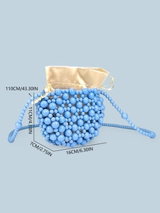 Borsa a tracolla con perline blu e fodera in raso dorato per un look estivo elegante