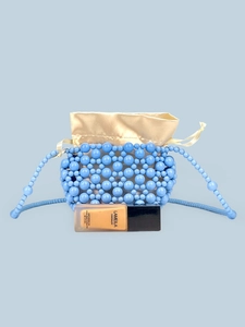 Borsa a tracolla in perline blu con fodera in raso e coulisse per le vacanze estive