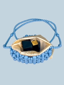 Borsa a tracolla con perline blu fodera in raso e spazio interno per trucchi