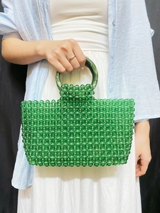 Détail du sac à main en perles vertes fait main avec poignées circulaires