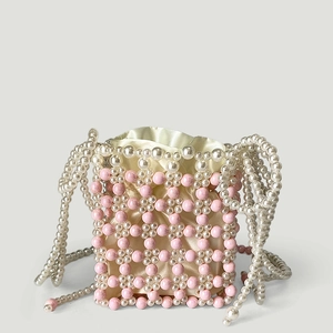 Vue détaillée d'un sac seau en perles fait main avec motif floral et doublure en satin