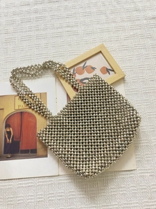 Sac à bandoulière carré chic en perles argentées avec finition métallique scintillante