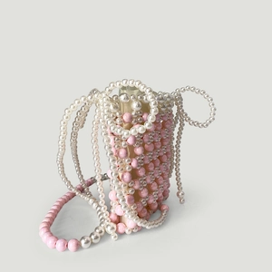 Détail du mini sac perlé fait main rose et blanc avec couches de perles élégantes