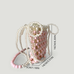 Détail d'un mini sac en perles fait main rose avec dimensions de 16x14x3cm