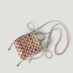 Détail d'un mini sac perlé rose et blanc fait main avec doublure satinée et bandoulière