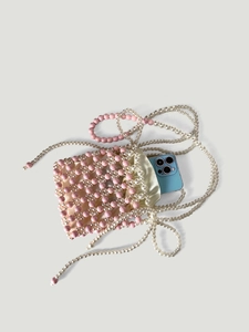 Mini sac perlé fait main avec cordon, montrant la capacité de rangement pour téléphone