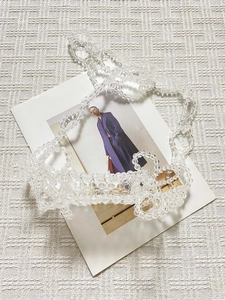 Borsa a tracolla chic in perline trasparenti con design intrecciato su tessuto bianco