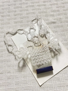 Borsa fatta a mano in perline trasparenti con tracolla a fiori e design squadrato