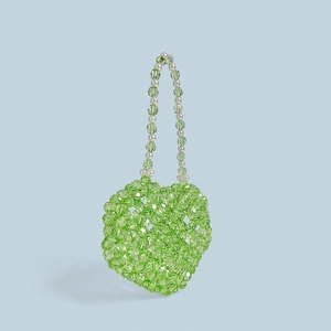 Détail montrant les perles en acrylique vert et perles blanches sur le sac en forme de cœur