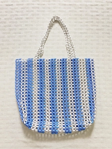 Détail du sac cabas en perles tissées main avec rayures bleues et blanches pour plage
