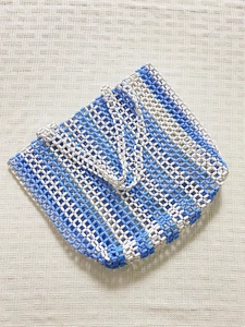 Détail du sac panier tissé à la main en perles bleu clair et blanc au design élégant en éventail
