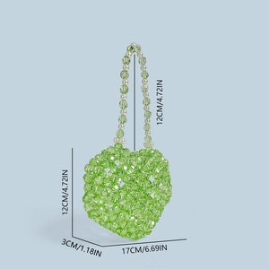 Vue détaillée du sac perlé en cœur vert avec poignée perle et dimensions précises