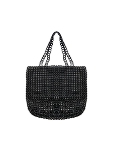 Gros plan d'un sac cabas tissé en perles noires faites à la main avec texture brillante