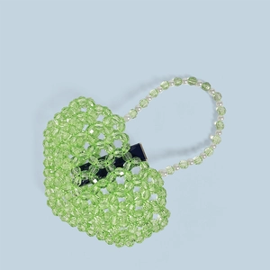 Détail du mini sac vert en perles fait main avec rangement pour rouge à lèvres
