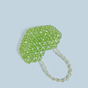Vue de dessus du mini sac tressé en perles acryliques vertes avec poignée en perles