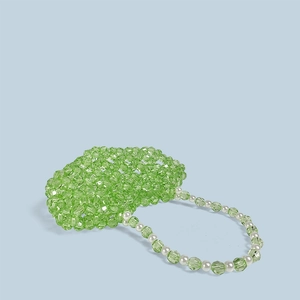 Vue détaillée des perles vertes facettées et des perles blanches sur le mini sac à main